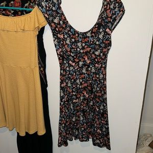 Adorable flower dress tie in back xxs